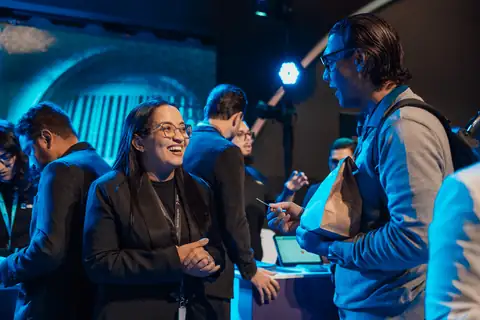 Participantes conversando durante o networking